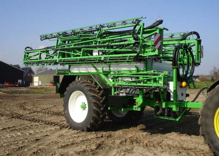 Sprayer equipped with a hydraulic system